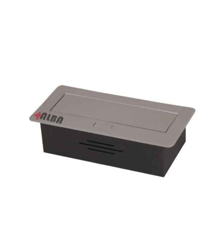 نمای نصب‌شده پریز توکار سه سوکت برق نقره‌ای آلبا کد L1001 روی کابینت آشپزخانه